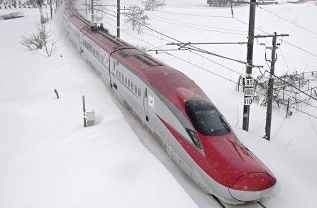 雪景色の中の秋田新幹線こまち